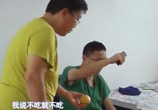 画说育儿@想让男孩有“气概”，妈妈就要学会适当“退出”，不然孩子很窝囊