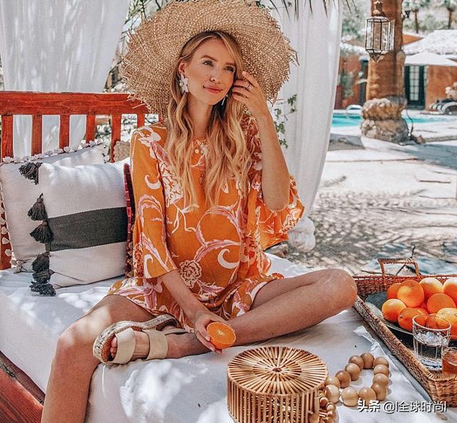 最时尚德国穿搭典范，甜心博主笑靥如花“花式”吊带连衣裙百搭百魅