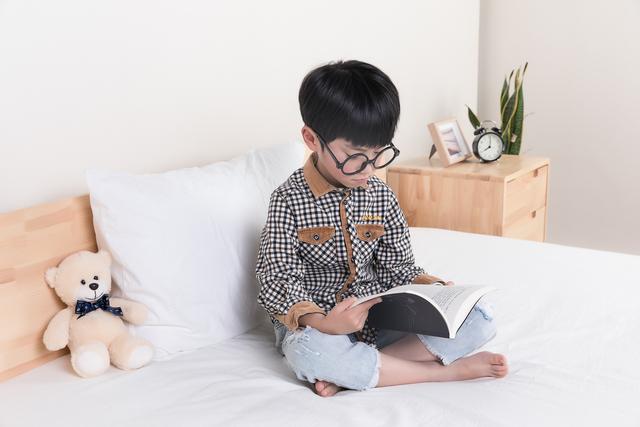 超级宝妈@辟谣，孩子推迟上学成绩会变差？宅家对娃这些好处别忽视