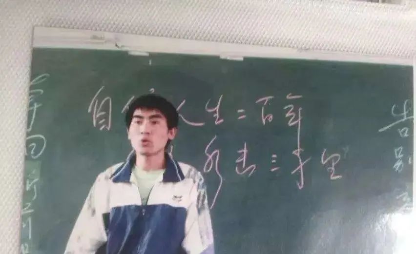 「暖先生格调」四岁丧父住猪圈,背着疯娘上大学:读书,才是世上最好走的路