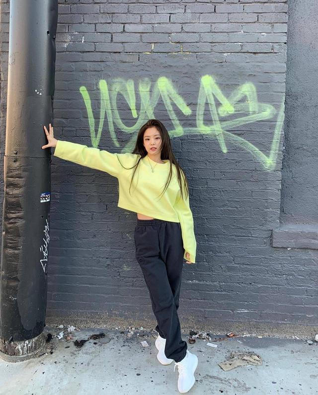 最时尚“千面美少女”Jennie,一身露背西装造型现身,超模身材惹人羡