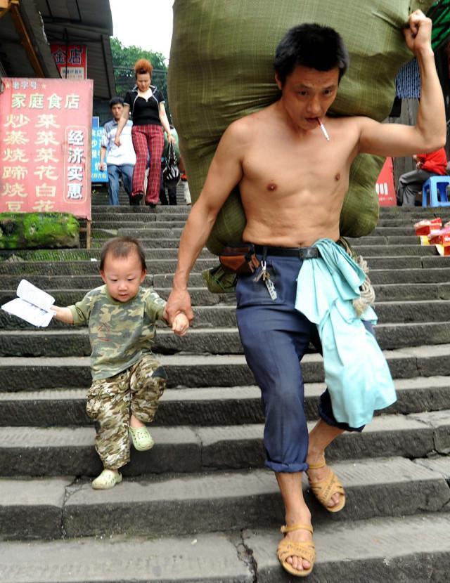 你的育儿经|“曾经你一只手撑起家的一片天”,十年后的父子,新合照令人感慨