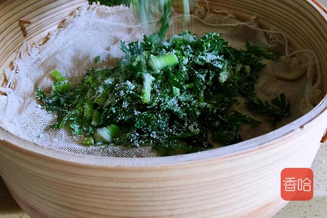 大厨分享清蒸茼蒿的技巧，清脆碧绿不变色，不粘不坨不出水