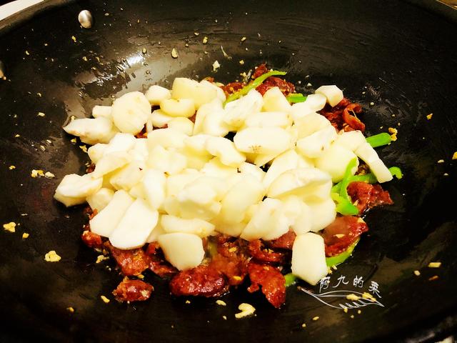 这菜在南方正当季，4块钱能买两斤，配上腊肠爆炒，给肉都不换