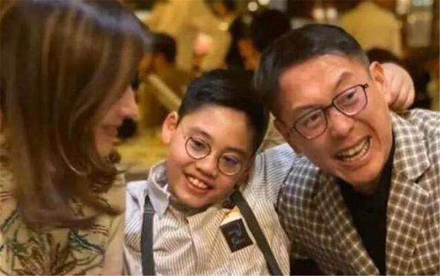 超级宝妈：李嘉欣“试管”儿子正脸照，颜值让人担忧，试管婴儿真的很差吗