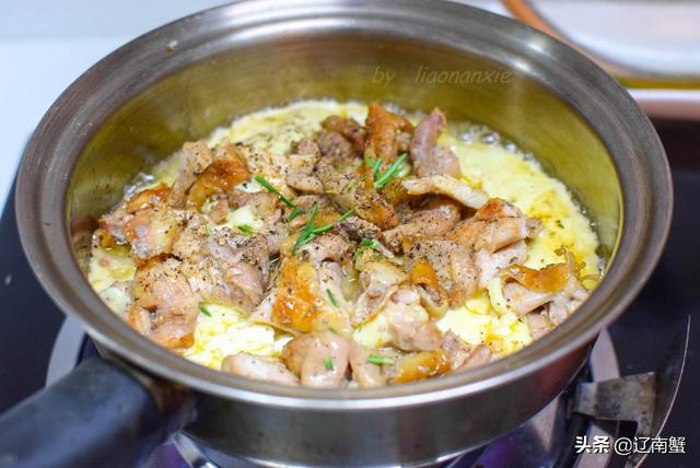 蟹姐用2个鸡腿做盘菜，上桌就被小朋友点赞，连呼好吃