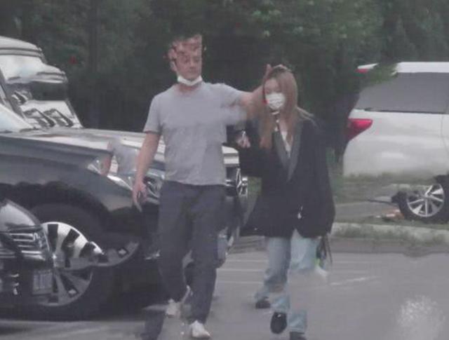 冷无情|14岁李嫣染发穿西装逛街，我只留意身后的李亚鹏，父爱是装不出的