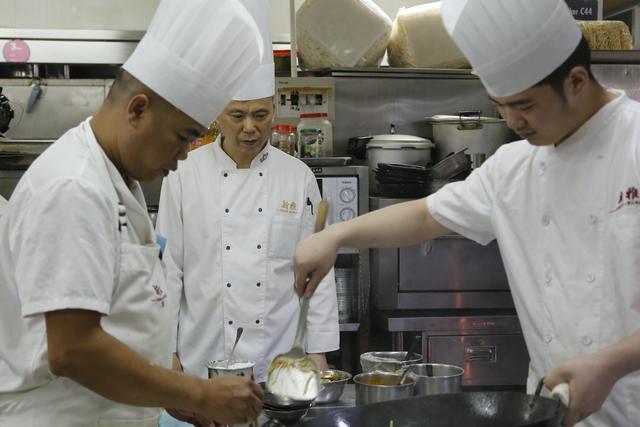 黄任康|从切配小工到非遗大师，海派粤菜在这家九十五载老字号里大放异彩