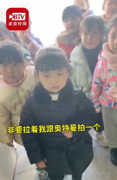 幼儿园老师PS和爱莎“合影”引小朋友羡慕，孩子惊讶地问：怎么认识的？