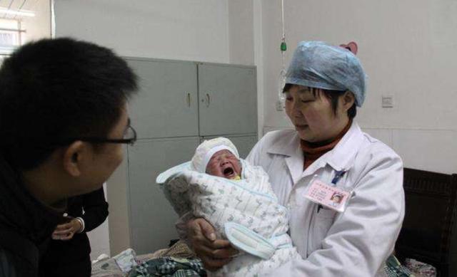『超级宝妈』生完孩子后，丈夫的举动道明一切，网友：大都只有孩子，太心酸