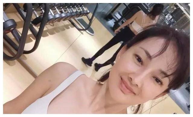 我是一只喵|46岁牛莉拥有30岁的身材，看完健身照那刻，终于明白啥叫女人味