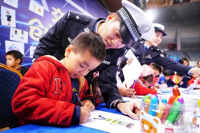 超级宝妈|儿童节快乐丨交警叔叔,永远守护在你身边(开启线上交通安全体验课)