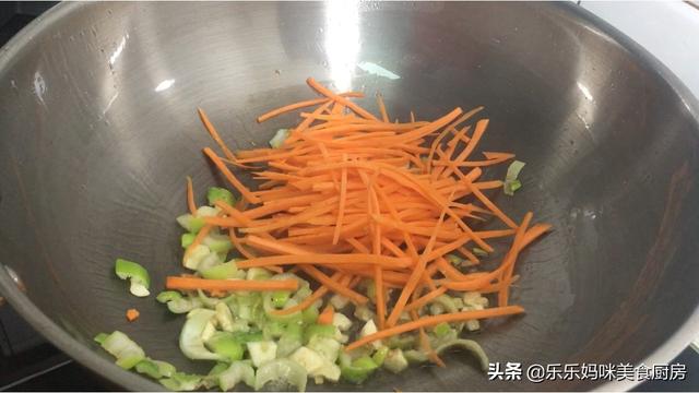 入冬后记得给家人吃这道菜，5种食材巧搭配，营养美味，老少皆宜