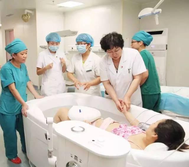 你的育儿经|俄罗斯宝妈海边游泳顺产，生了个“海王”，不愧是战斗民族