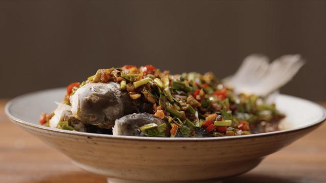 学会这样做小米椒蒸鱼头，爽口美味又营养好吃，一家人吃的很过瘾