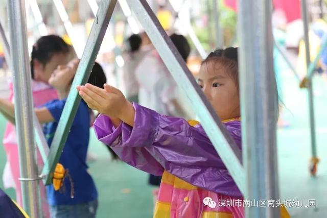 超级宝妈|谁说下雨天不能进行室外活动，这家幼儿园别出心裁做到了