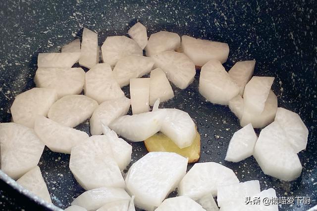 冬至到了，有条件别忘给家人炖这锅热汤，驱寒暖胃寓意好