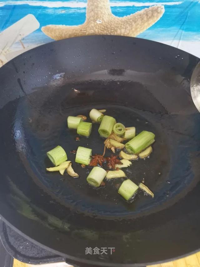 家庭版爆炒鸡胗的做法来了！鸡胗又脆又爽口，特别有嚼劲，超下饭哟