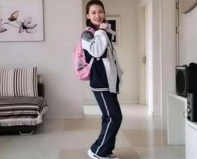 你的育儿经:40岁宝妈宅家等复工,无聊穿起女儿校服,网友:爸爸不淡定了