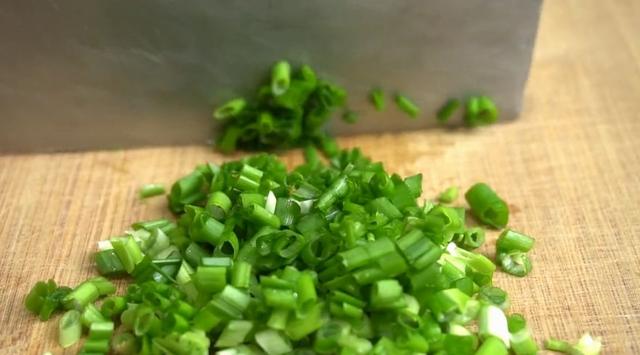 冬天超爱这碗懒人面，有菜有面有鸡蛋，10分钟上桌吃完全身暖和