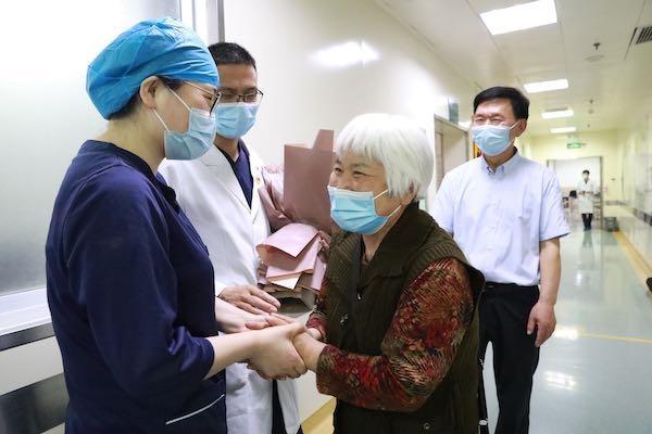 女士|“我想记住你们口罩背后的面容”，新冠康复患者专程回医院致谢护士