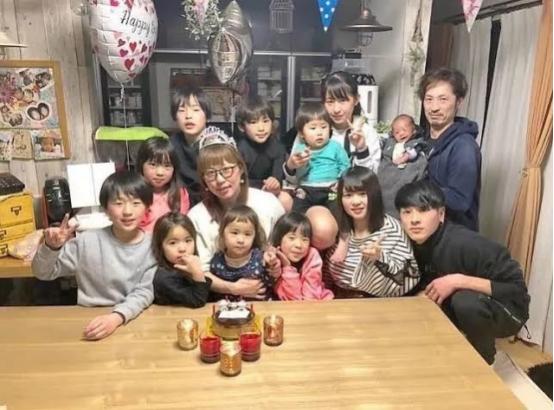 茶想曲|日本宝妈结婚20年生11个娃，一天睡不到三个小时，网友：不敢想象