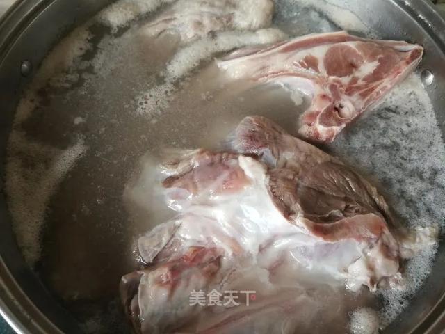 冬日进补怎么能少了羊肉呢？鲜而不腻，又暖又香，快来大快朵颐吧