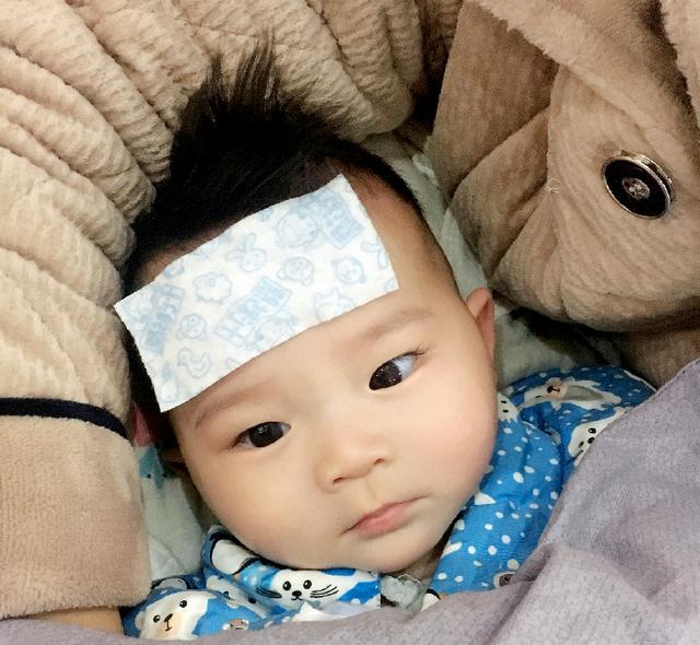 超级宝妈@宝宝9个多月了还没长牙齿正常吗？长牙征兆及应对建议，家长收藏