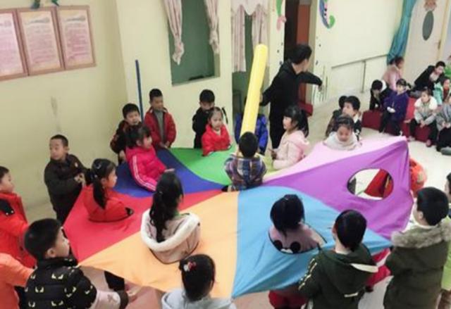 日本的“半裸教育”，被我国家长吐槽：这是在伤害孩子