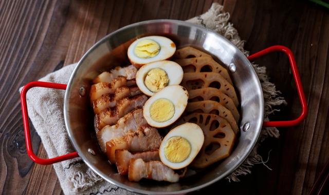 下酒菜的首选，自己做的卤味，比外面的新鲜卫生，还有料