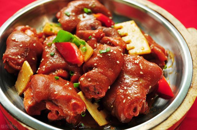 炖猪蹄时，不能直接下锅焯水，多做一步，猪蹄软烂入味，还没臭味