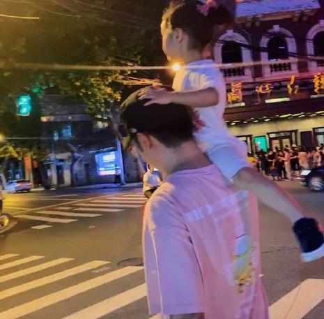 超级宝妈@出门看谁抱娃，就可以看出这个家庭的幸福指数，过来人：蛮准的