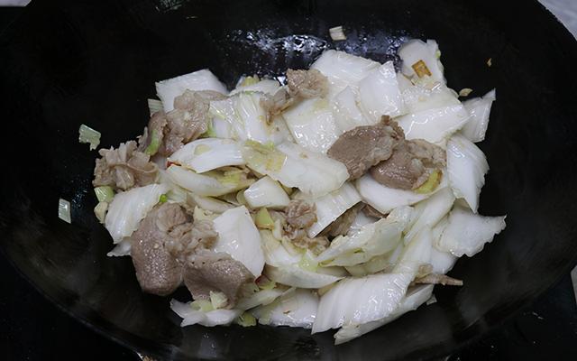 天越冷越爱一锅白菜猪肉炖粉条，有荤有素，热气腾腾，简单又家常