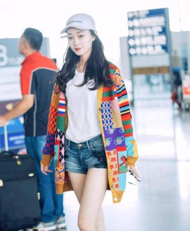 时尚迪科宋轶穿上旗袍美呆了，没想到她这么穿也不逊色