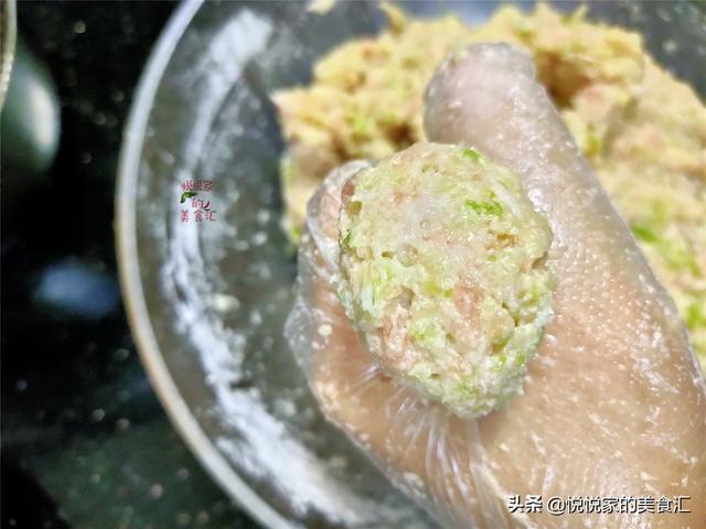 炸萝卜丸子，不加水不加面粉，教您1个简单方法，鲜香酥脆吃不腻