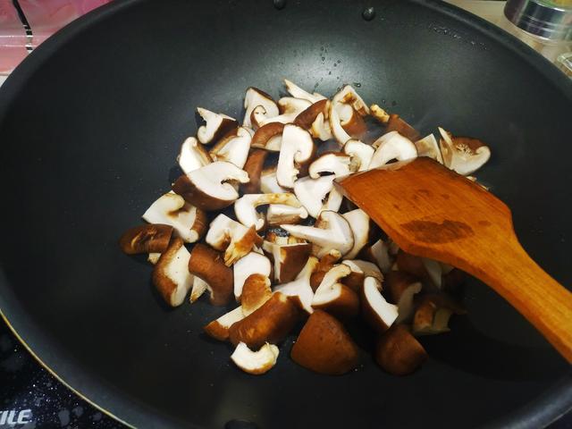 天气越来越冷，吃腻了羊肉汤，不妨试试它，价格便宜，人人吃得起