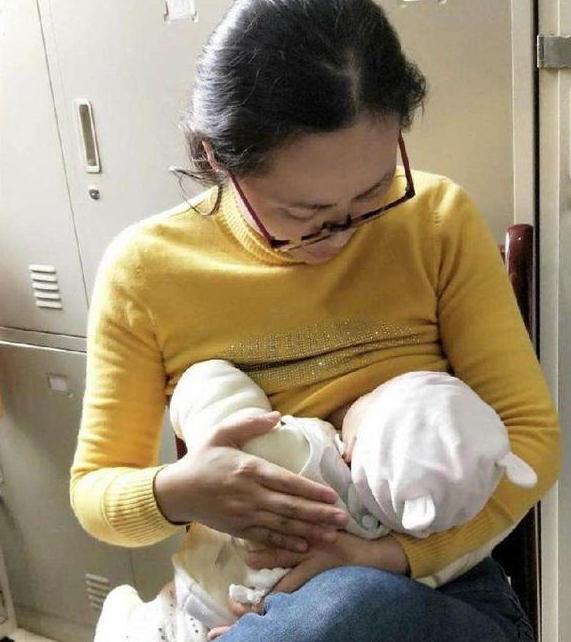你的育儿经@二宝吃不完，宝妈将多余的“母乳”给10岁大儿子喝，医生：无知！