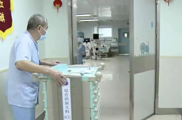 [你的育儿经]4岁男孩高烧40.5℃，剧烈咳嗽！父母在家＂自诊＂……