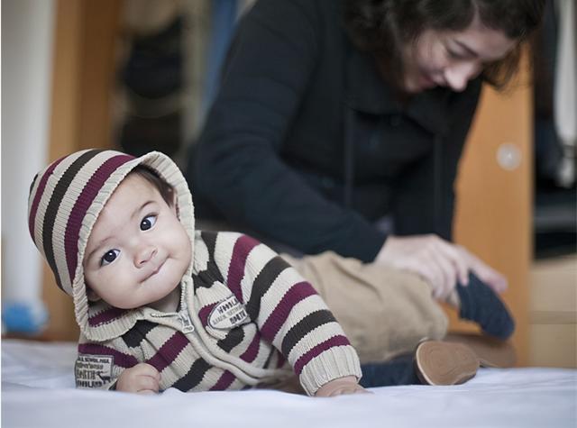 四岁宝宝被捂成“套娃”？宝宝添衣有讲究，家长千万不能忽视