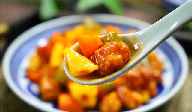 酸甜可口的菠萝咕咾肉，自己在家做，大人小孩都爱吃