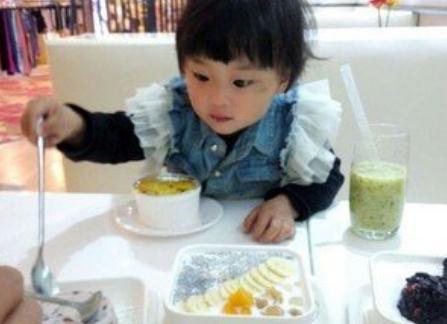 你的育儿经|宝宝长出“鲨鱼牙”，妈妈不敢喂他急忙送医，医生：太晚了