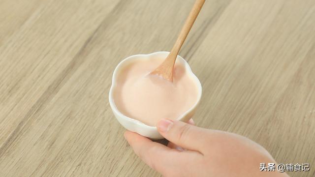 【超级宝妈】宝宝这样做，就证明他想吃辅食啦，赶紧收藏起来