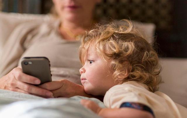 超级宝妈：孩子爱玩手机？家长可以试试这2个方法，帮孩子戒掉“手机瘾”