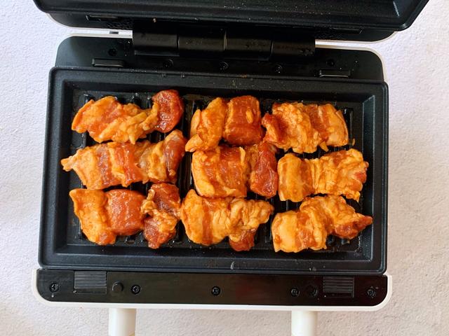 在家自制烤肉，好吃不油腻，菜叶卷一卷，一口一个真过瘾