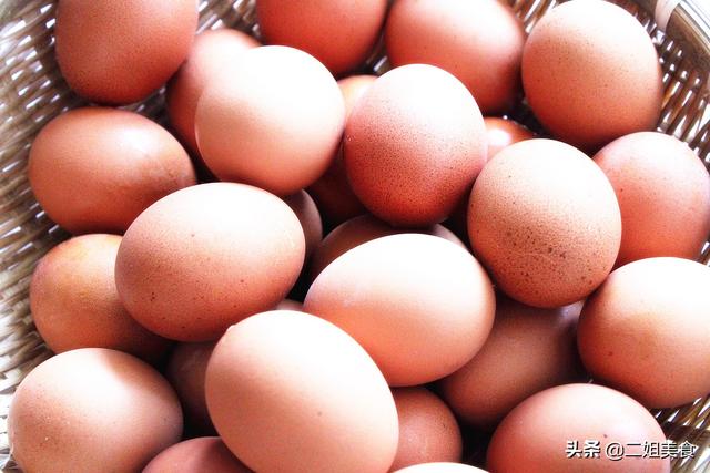 选鸡蛋，先别看大小，大厨：认清这2点就够了，鲜鸡蛋一挑一个准