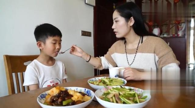 你的育儿经|母女俩餐厅吃饭被偷拍，这顿“有毒”的饭，容易培养出“白眼狼”