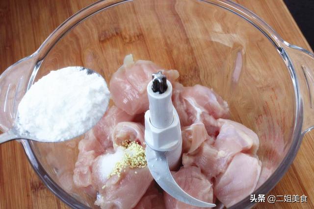 冬天，猪肉牛肉靠边站，这肉营养全面，搭配萝卜做成蒸菜太鲜嫩了