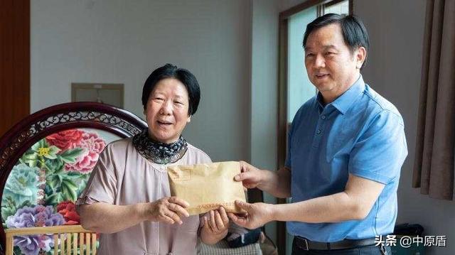 超级宝妈|省委政法委：庆六一送慰问