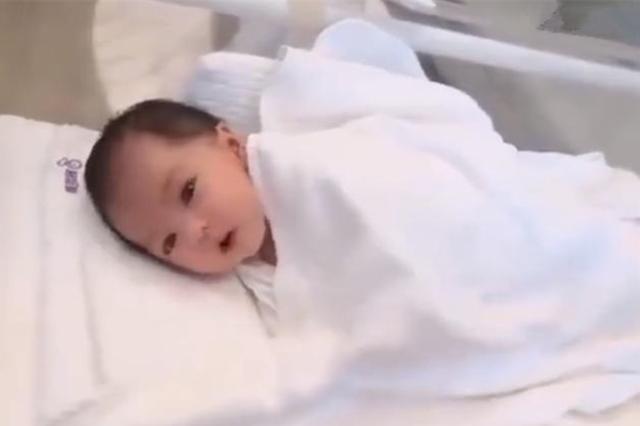 「你的育儿经」宝宝一出生，“灯泡眼”遭到妈妈嫌弃，奶奶却乐开了花：漂亮我妞