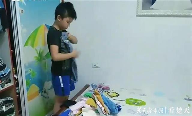 超级宝妈|扫地、洗红领巾、做饭，六一儿童节这些“小鬼”当了家